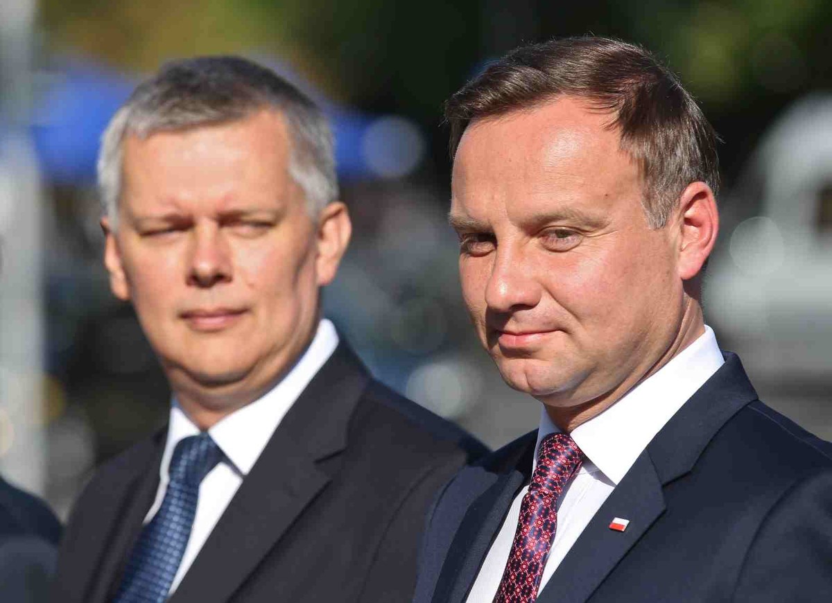 Prezydent Andrzej Duda (P) i wicepremier, minister obrony narodowej Tomasz Siemoniak (L) podczas uroczystości złożenia kwiatów przed pomnikiem Marszałka Józefa Piłsudskiego przy Belwederze, 15 bm. W Warszawie rozpoczęły się obchody Święta Wojska Polskiego. (cat) PAP/Rafał Guz