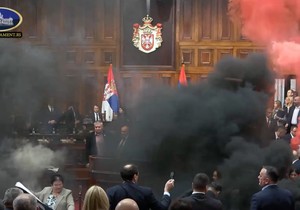 Dimne baklje u Skupštini Srbije