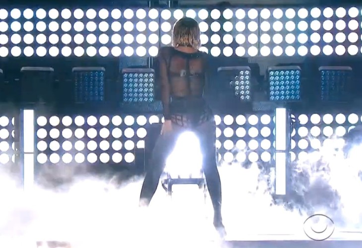 Beyoncé podczas występu na Grammy 2014