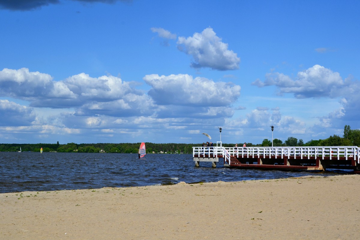 Słońce, piasek i piękne widoki. Najlepsze plaże w Warszawie i okolicach!