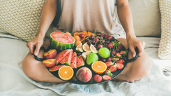 Najgorsza pora na jedzenie owoców. Dodatkowe kilogramy murowane