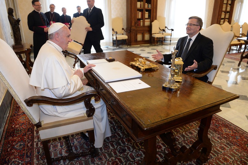Papież Franciszek przyjął na prywatnej audiencji prezydenta Bronisława Komorowskiego wraz z małżonką Anną. Para prezydencka przybyła do Watykanu na uroczystości kanonizacyjne papieża Jana Pawła II i papieża Jana XXIII, które odbędą się w niedzielę