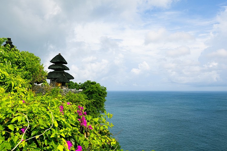 Uluwatu</strong><br /><br />

Wszystkie balijskie świątynie skierowane są w stronę południową. Wyjątkiem jest Uluwatu. Choć zbudowano ją na najbardziej wysuniętym na południe fragmencie wyspy, sama świątynia ustawiona jest ku wschodowi. Hindusi z Bali wierzą, że w tym miejscu obecne są trzy boskie moce - Brahma, Vishnu oraz Shiva, uosabiające wszystkie elementy i aspekty życia we wszechświecie. <br /><br />

„Skała na końcu lądu”, bo tak należałoby przetłumaczyć nazwę tej pagody, to jedno z najstarszych sanktuariów na wyspie. Znajduje się na szczycie 70-metrowego klifu i, tak jak Tanah Lot, należy do wspomnianego już pasa siedmiu świątyń. Będąc tu, trudno oprzeć się wrażeniu, że znaleźliśmy się na krawędzi świata – za nami bujna dżungla, a przed oczyma bezkresny Ocean Indyjski. <br /><br />

– Jedną z atrakcji Uluwatu jest taniec 