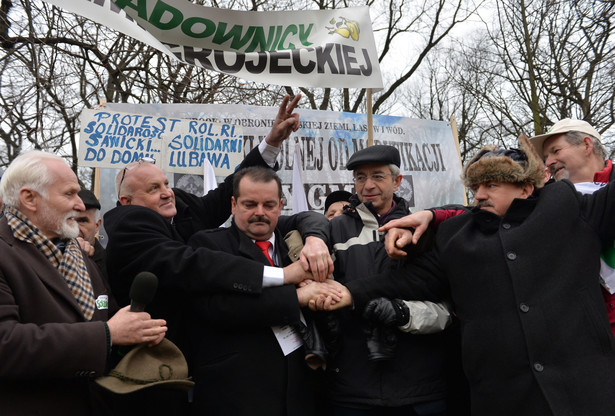 Szef OPZZ Rolników i Organizacji Rolniczych Sławomir Izdebski, Gabriel Janowski oraz przewodniczący zarządu Ruchu Oburzonych Piotr Rybak