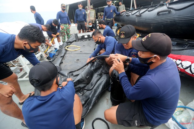 Ronioci u potrazi za delovima indonežanskog aviona