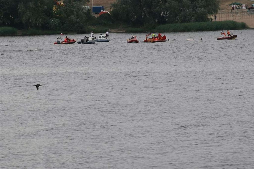 Samolot wpadł do Wisły! Wypadek na pikniku lotniczym w Płocku. Samolot runął do rzeki w Płocku