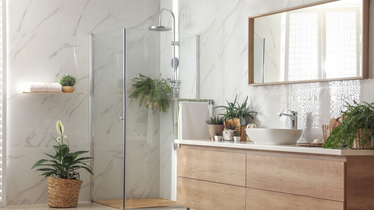 <strong>Montaż kabiny prysznicowej podczas urządzania łazienki dla wielu osób jest rzeczą naturalną. Jest to praktyczne rozwiązanie, które idealnie wręcz sprawdza się w pomieszczeniach o stosunkowo małym metrażu. </strong>