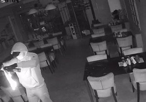 Mladići bacaju molotovljeve koktele u lokalu u Prijepolju