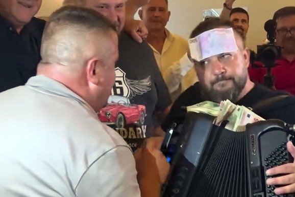 EVRI PADAJU PO PODU, ČOVEK IDE I SKUPLJA PARE Ovoliki bakšiš mnogi nisu videli: Borko Radivojević podelio snimak sa privatnog slavlja