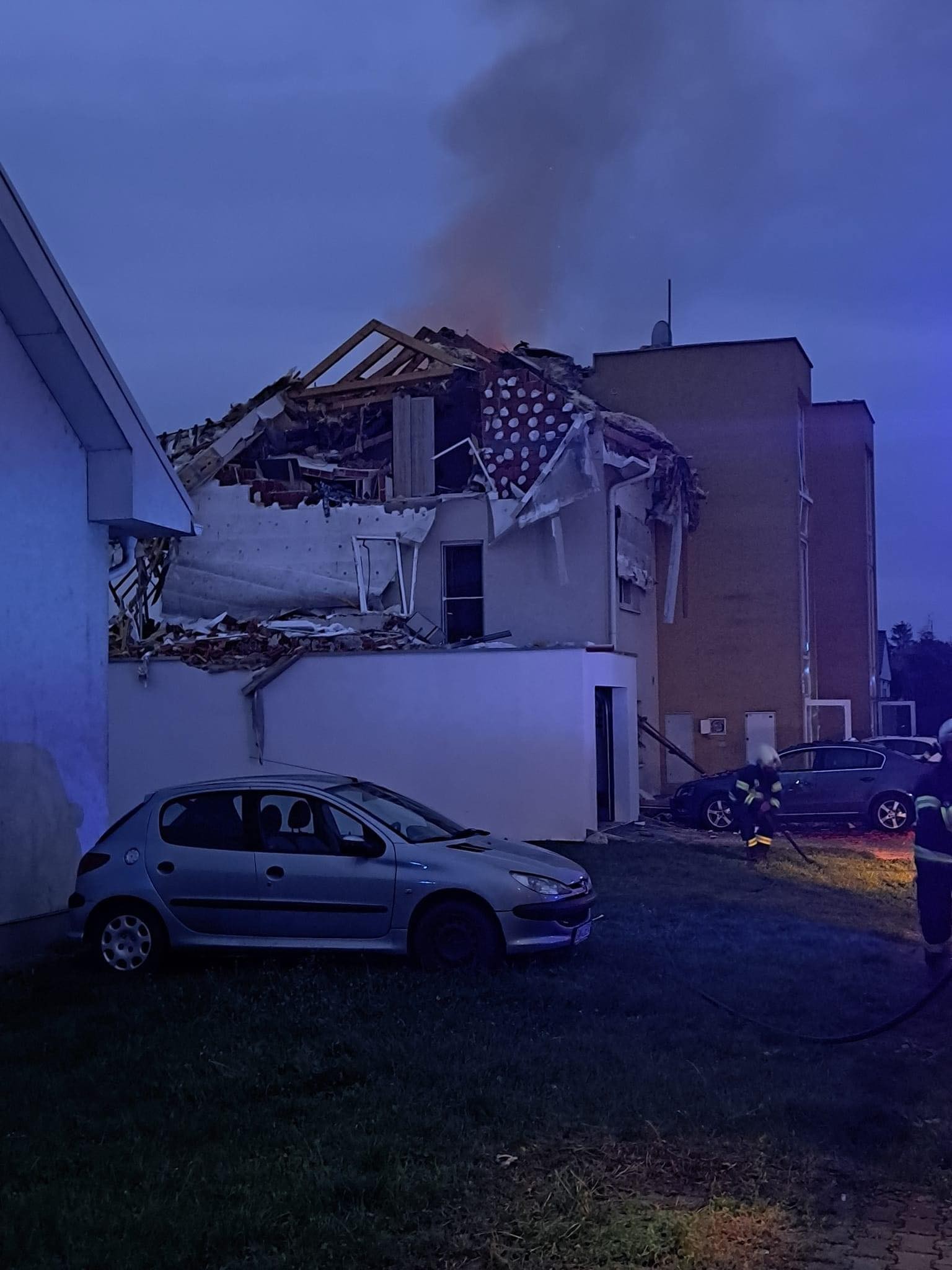 V obci Biely Kostol došlo k výbuchu v bytovke.