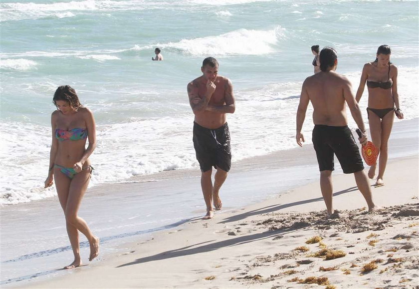 Claudia Galanti na plaży