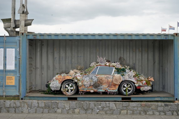 Gdynia: wyłowione Porsche 911 pokryte "rafą koralową". To część festiwalu GDD
