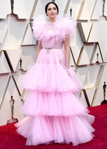 Jöjjenek a habcsókok! Az Oscaron mindig vannak, akik túlságosan romantikus hangulatba kerülnek. Kacey Musgraves rózsaszín Giambattista Valli ruhája egy szabászati csoda, ugyanakkor olyan, mintha az énekesnőt lassan, de biztos a szemünk előtt falná fel egy rózsaszín habszörny