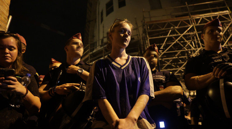 Farkasszemet néznek a rendőrökkel a tüntetők