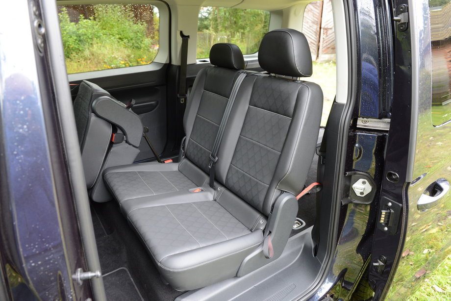 Ford Tourneo Connect 1.5 EcoBoost ma kanapę dzieloną w proporcji 1/3 do 2/3. Siedzenia można też podnieść, powiększając bagażnik albo po prostu je wymontować i zostawić w garażu.