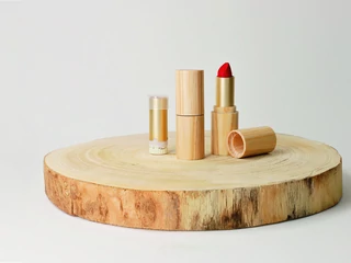 Opakowanie Iconic Woodacity na szminki wielokrotnego użycia z elementami z drewna jest nie tylko luksusowe, ale i ekologiczne.