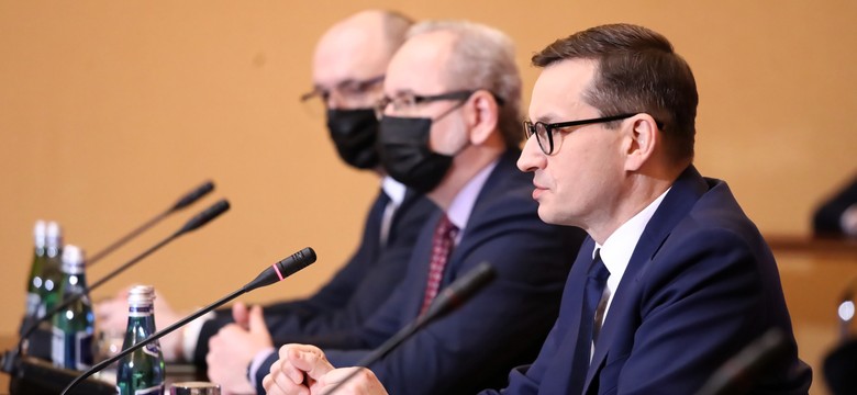 Polacy fatalnie oceniają covidowe działania rządu. SONDAŻ dla DGP i RMF FM