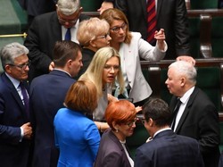 Czy jej tego potrzeba? Małgorzata Wassermann w sukience powiększającej biust. FOTO