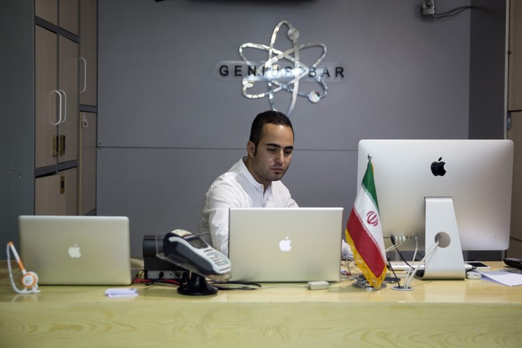 Urzędnicy średniego szczebla oraz irańscy przedsiębiorcy mają świadomość, że zniesienie sankcji Zachodu nie jest panaceum na wszystkie bolączki irańskiej gospodarki. Dlatego zamiast tylko liczyć na inwestycje zachodnich firm w Iranie, Irańczycy chcą także zwiększyć efektywność swoich firm, które obsługują rynek wewnętrzny. Na zdj. pracownik sklepu z elektroniką w Teheranie, Iran. 25.08.2015.