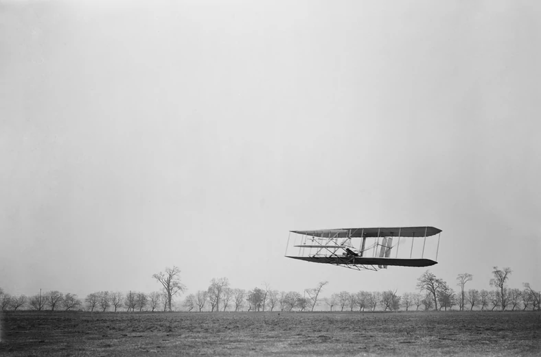 Lot Orville'a Wrighta z 1904 r. Lot ten trwał 40 sekund i pozwolił wznieść się pilotowi ponad wierzchołki drzew.