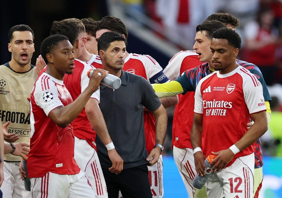 Jedan od mnogobrojnih primera taktičkih tajm-autova: igrači Arsenala se osvećavaju dok im trener Mikel Arteta daje uputustva za nastavak meča | Foto: REUTERS/Phil Noble