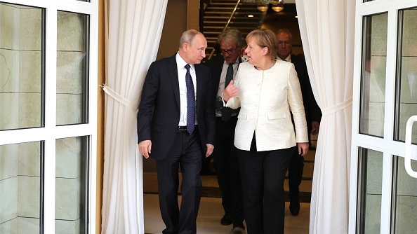 Prezydent Rosji Władimir Putin (L) i kanclerz Niemiec Angela Merkel (R) po spotkaniu w Soczi w Rosji, 18 maja 2018 r.