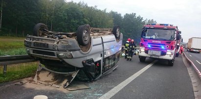 Znowu groźnie na A4! Dachował bus z pasażerami FILM