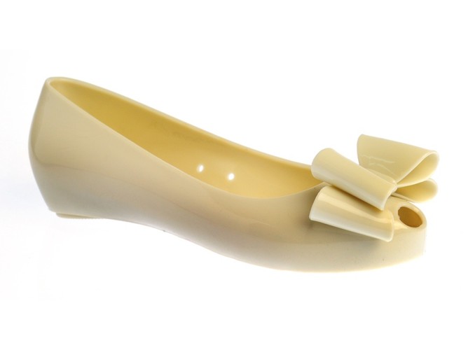 Wiosną i latem 2011 bez plastiku na stopie ani rusz! Propozycje z oferty EBUTY