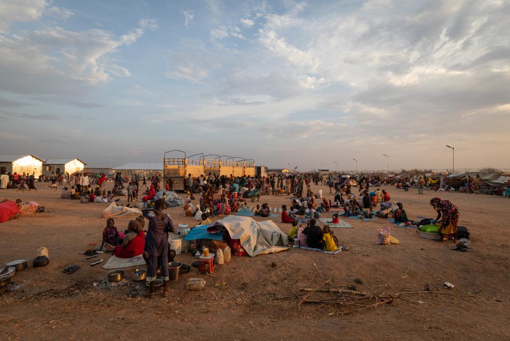 Uchodźcy w nowym centrum tranzytowym koczują na gołej ziemi. Wszystkie baraki są zajęte