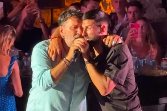 ĐOKOVIĆ NAPRAVIO HAOS U CRNOJ GORI! Zapevao "Tropski bar" sa Nigorom, skaču na bini: Publika u potpunom transu, ovakvog ga niste videli (VIDEO)