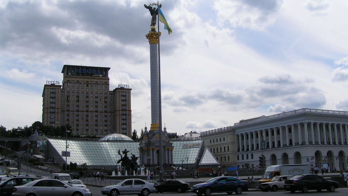 Niektóre interesy gospodarcze Poroszenki pomimo krwi przelewanej na Ukrainie wschodniej są nadal prowadzone z Rosją i  pomnażają jego, i tak już ogromny, majątek.  (...) W Europie budzi to sporą konsternację. Jednak największa konsternacja powstaje w samym ukraińskim społeczeństwie. Żołnierze i ochotnicy wysyłani są na front często w trampkach i bez hełmów, a ministrowie żebrzą po całym świecie. Inni oligarchowie (czytaj: aferzyści i spekulanci), wciąż pomnażają swoje majątki, nie garnąc się przy tym do finansowego wspierania ani wojska, ani szpitali czy obozów dla uchodźców wojennych.