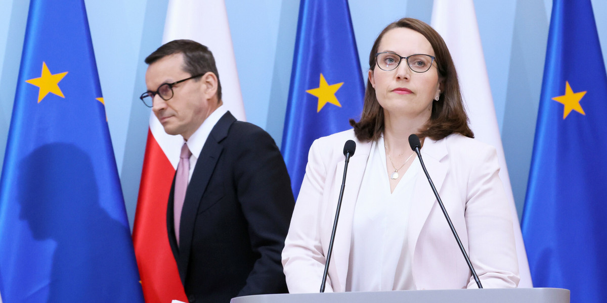 Premier Mateusz Morawiecki i minister finansów Magdalena Rzeczkowska.