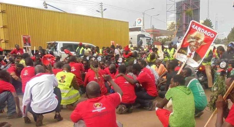 Jubilee Party supporters allied to Uasin Gishu Governor Jackson Mandago squat on the Eldoret- Webuye Highway.
