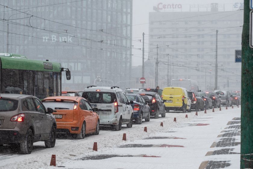 Pogodowy armagedon w całej Polsce! Zima znów zaskoczyła drogowców...