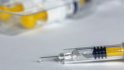 57 vakcinát tett tönkre egy gyógyszerész, aki szerint az oltóanyag megváltoztatja a DNS-t