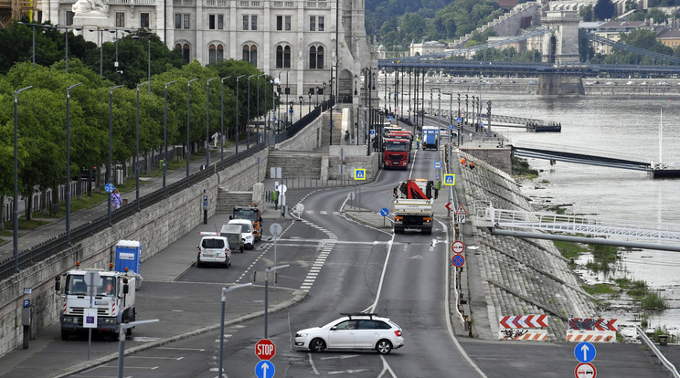 Lezárják az Idősebb Antall József rakpartot az Eötvös tér és a Margit híd között, mert megkezdődött az útszakaszt átépítése / Fotó: MTI/Máthé Zoltán