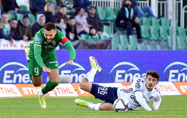 Piłkarz drużyny Radomiak Raphael Rossi (L) i Robert Dadok (P) z zespołu Górnik Zabrze podczas meczu Ekstraklasy, na stadionie MOSiR