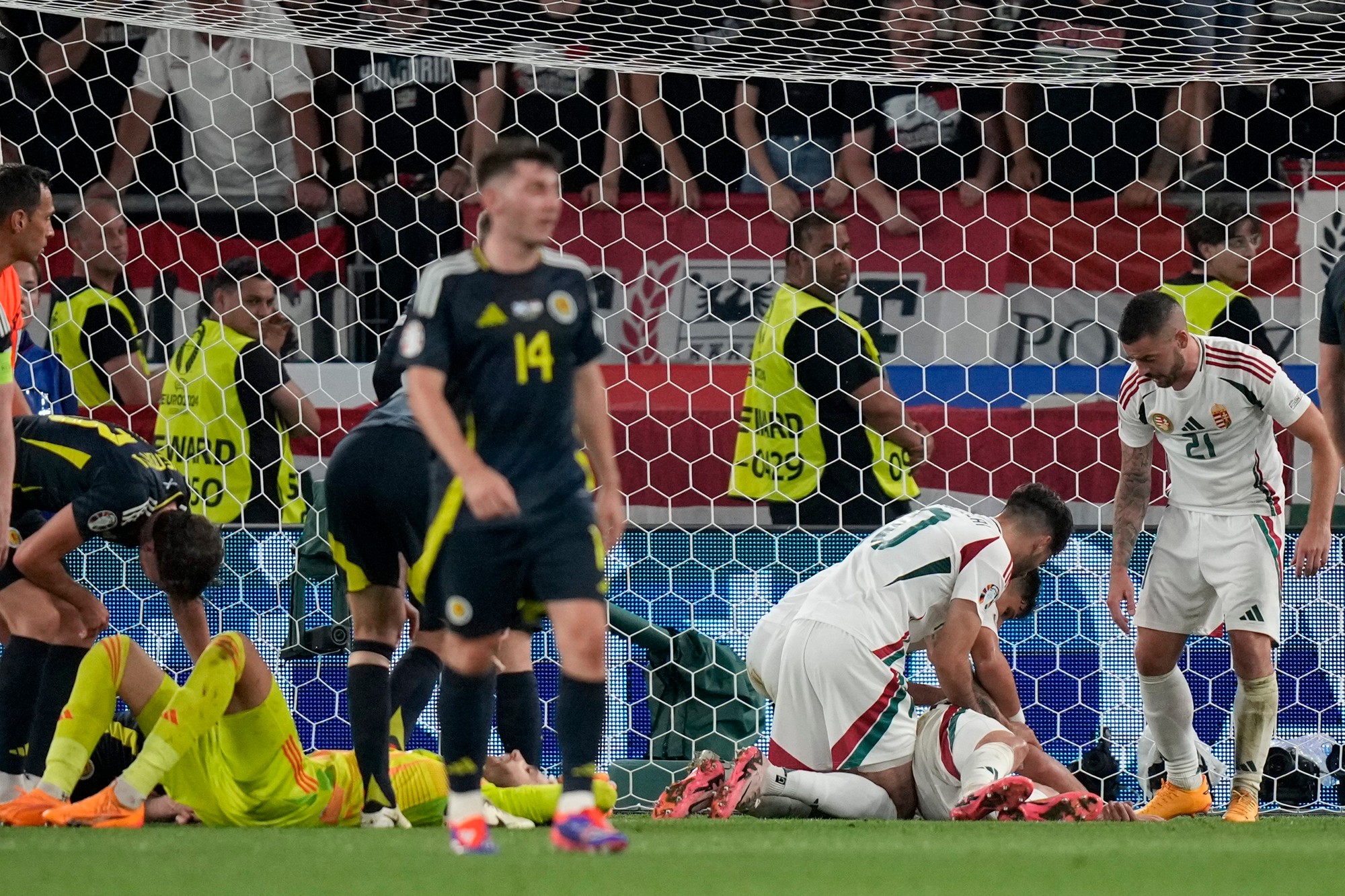 EURO 2024: Škótsko - Maďarsko. Maďarský útočník Varga zostal po zrážke nehybne ležať na ihrisku.