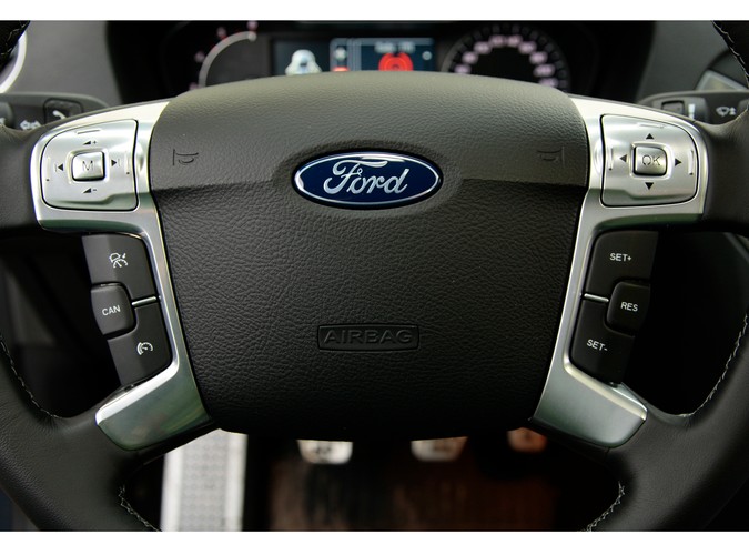 Jeżdżąc fordem mondeo mieliśmy dziwne wrażenie, że ujawnia się u nas rozdwojenie jaźni, a wszystko za sprawą mieszanych uczuć jakie wywoływał. Rozpływanie się nad jego zaletami w trasie przeplatało się z rozdrażnieniem jego nieporęcznością w zatłoczonym mieście