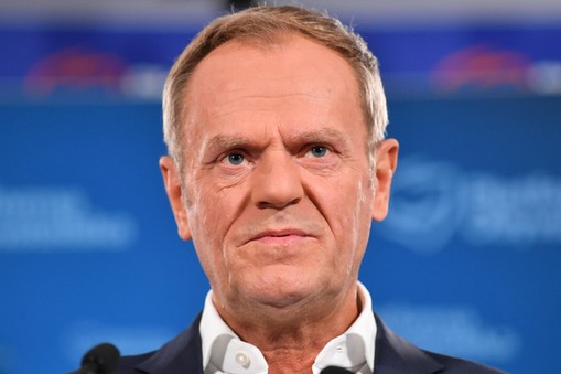 Przewodniczący Platformy Obywatelskiej Donald Tusk na konferencji prasowej w Biurze Krajowym PO w Warszawie