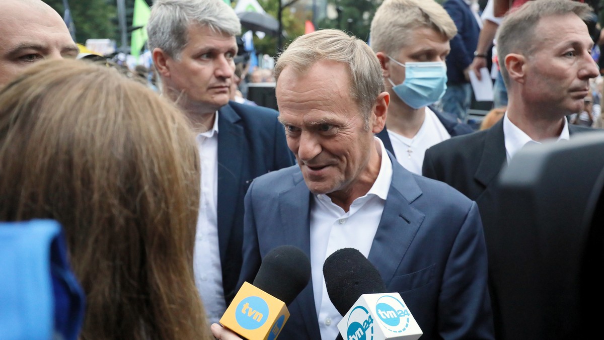 Donald Tusk podczas demonstracji „Wolne media. Wolni ludzie. Wolna Polska