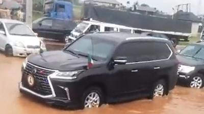 FG has abandoned Edo, Obaseki laments after getting stuck in muddy Sapele road.