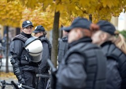 Wzmocnione siły policji bronią tęczy. ZDJĘCIA