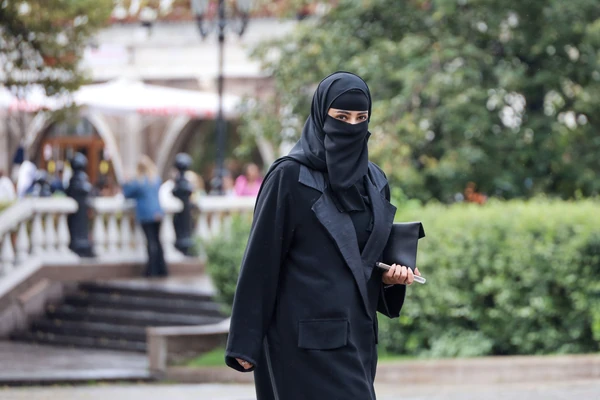 Ćerka PRAVOSLAVNOG SVEŠTENIKA Aleksandra  odbacila veru, prešla U ISLAM i stavila HIDŽAB: A onda je usledio NAJCRNJI KRAJ - imala je samo 27 godina