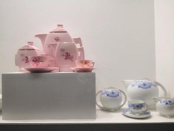 Serwis płaski z różowej porcelany oraz serwis konsularny, oba z lat 30tych XX w na wystawie starej porcelany