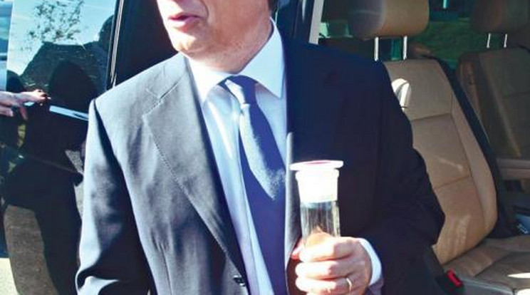 Ekkora üveget még nem kapott Orbán
