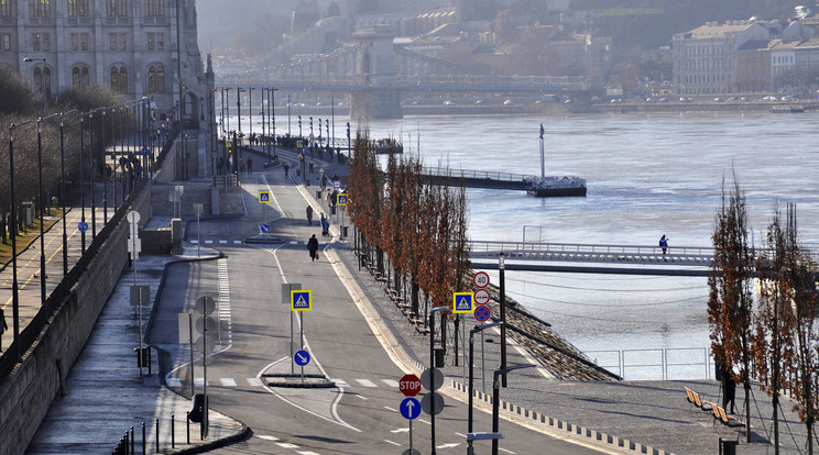 Április 11-én, hétfő reggel 6 órakor megnyílik a gépjárműforgalom előtt a Margit híd és az Eötvös tér közötti teljes útszakasz/ Fotó: MTVA/Balaton József