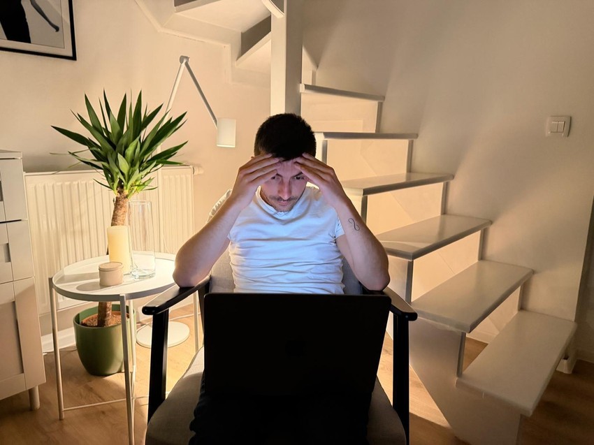 Saradnik BBC-ja poslednjih dana izgleda ovako i udara F5 (dugme za osvežavanje sadržaja) | Foto: BBC/Slađan Tomić