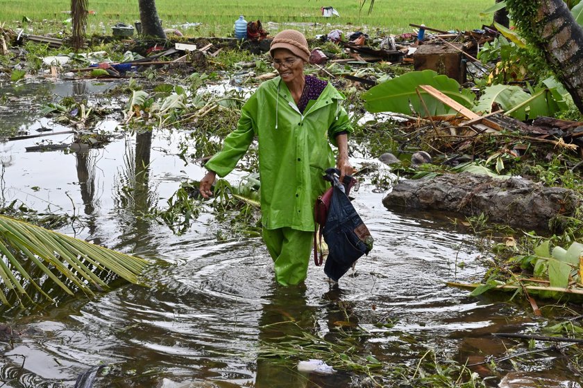 Indonezji grożą kolejne tsunami? Rośnie liczba ofiar