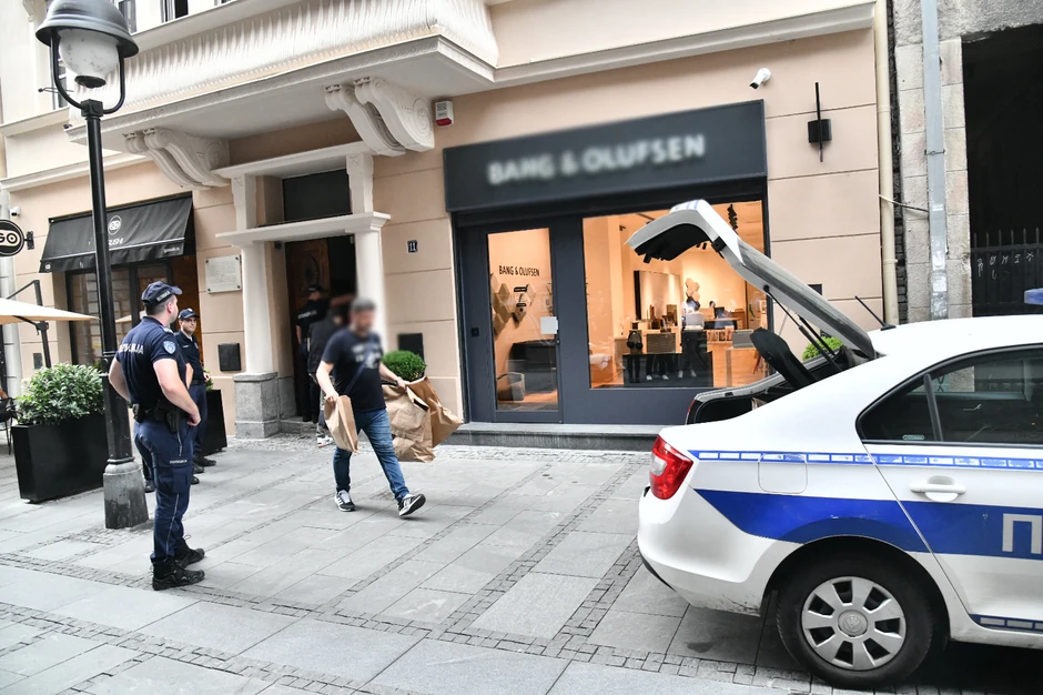 Policija je dokaze odnela u kesama i kantama